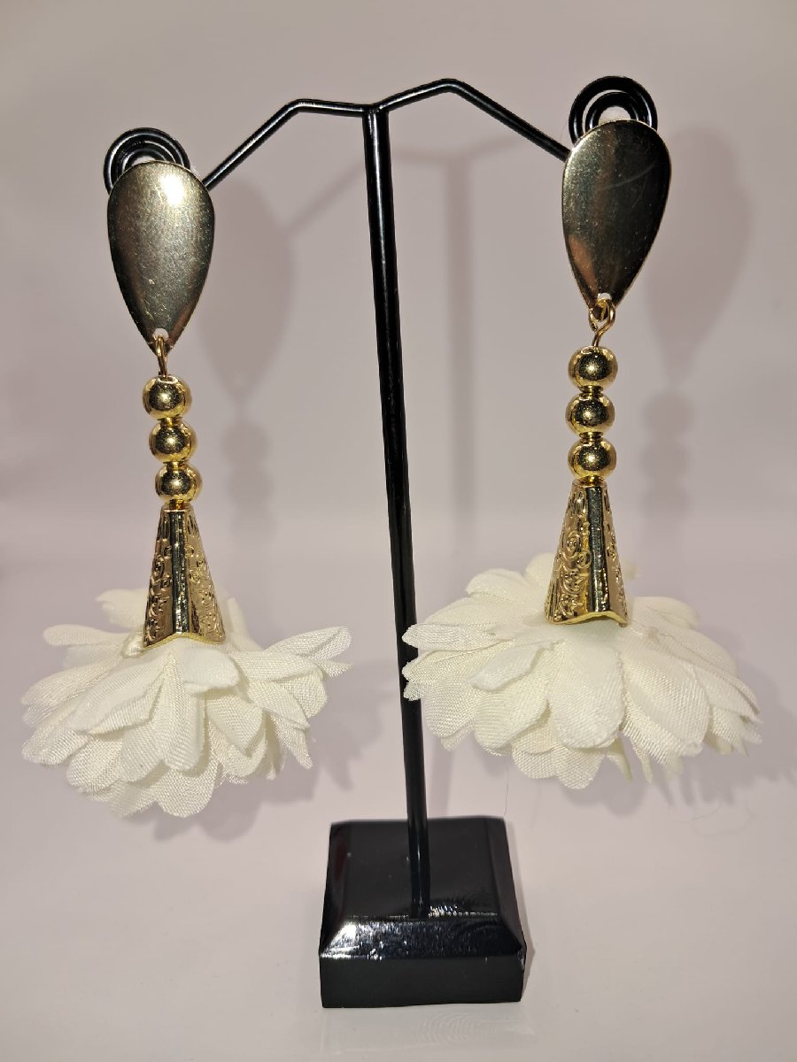Pendientes flor blanca