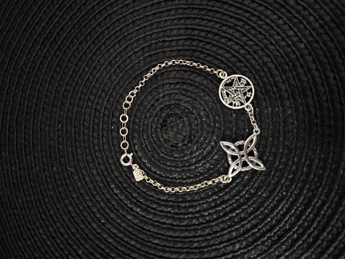 Pulsera nudo de bruja con tetragramaton en plata de ley